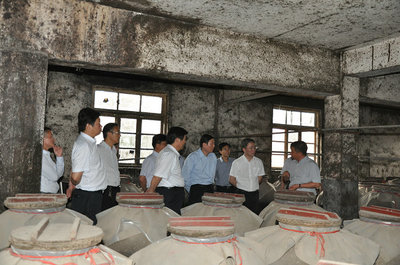 農發行河南省分行黨委書記、行長謝文蒞臨林河酒業和銀河棉業調研